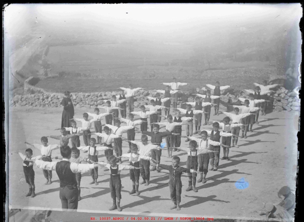 Clase de gimnasia de los alumnos de primaria