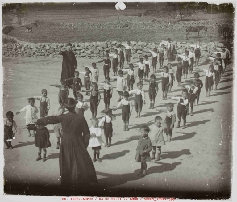 Clase de gimnasia de los alumnos infantiles