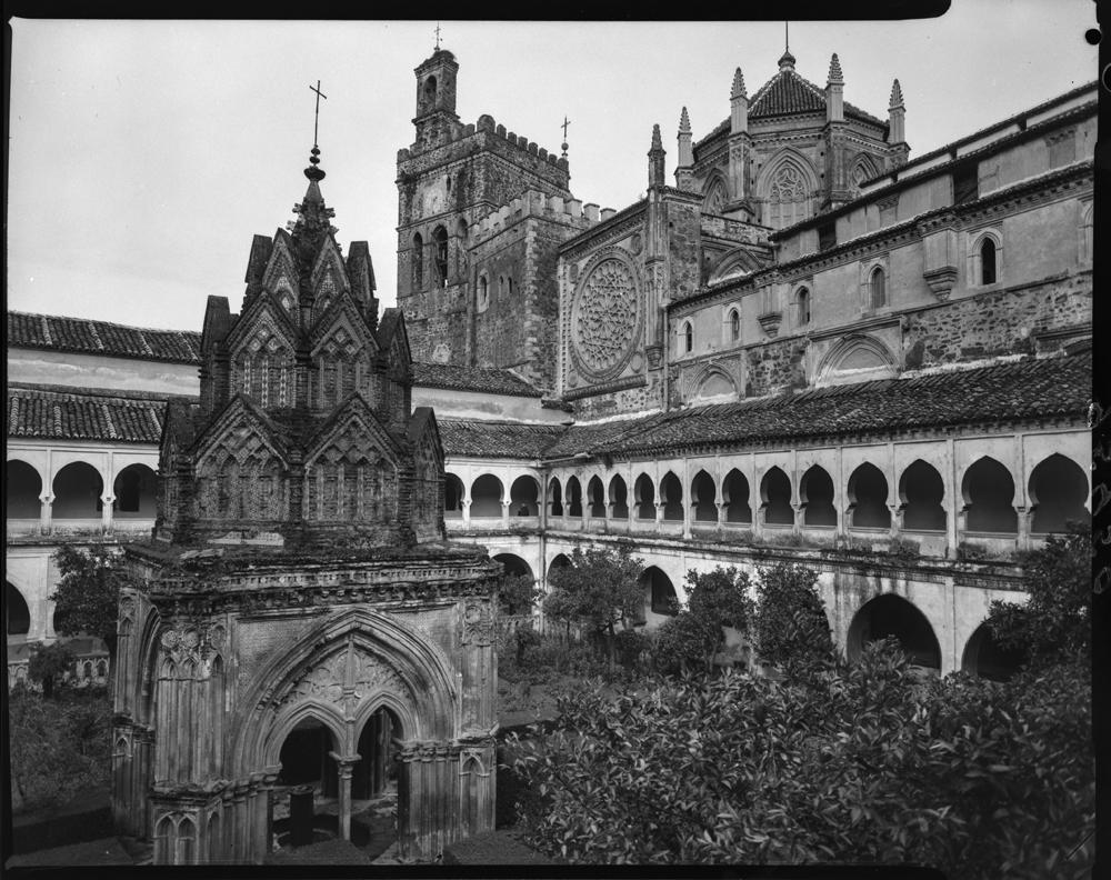 Claustro mudéjar y templete en barro cocido y ladrillo