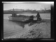 Colocando un tablón en el extremo de la barca en el río Jerte · Ruth Matilda Anderson, 1928