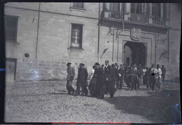 Comitiva saliendo del palacio Municipal de Trujillo