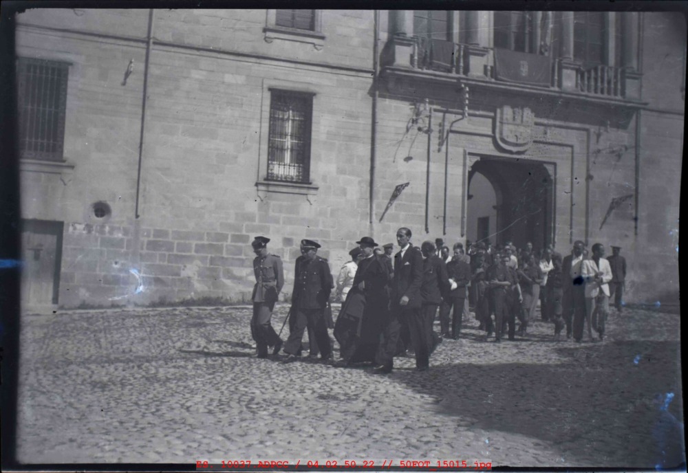 Comitiva saliendo del palacio Municipal de Trujillo