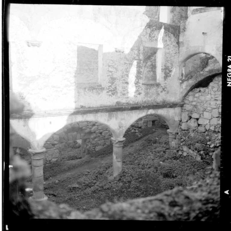 Convento de Coria, claustro en ruinas