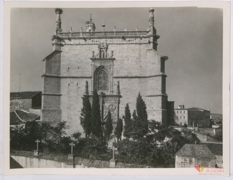 Coria: puerta plateresca