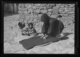 Costurera plisando una falda en la calle · Ruth Matilda Anderson, 1928