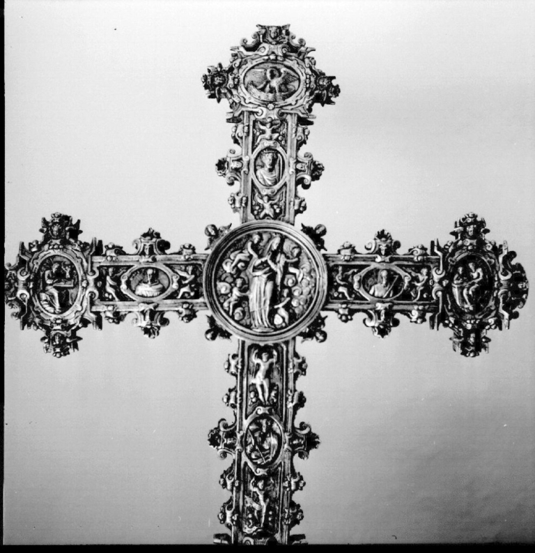 Cruz de plata de la Sacristía de la Iglesia, en primer plano