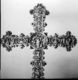 Cruz de plata de la Sacristía de la Iglesia, en primer plano · Carlos Callejo Serrano, 1960