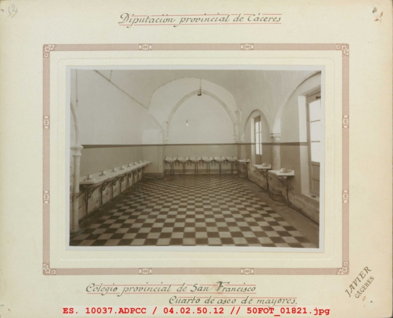 Cuarto de aseo de mayores del Colegio Provincial de San