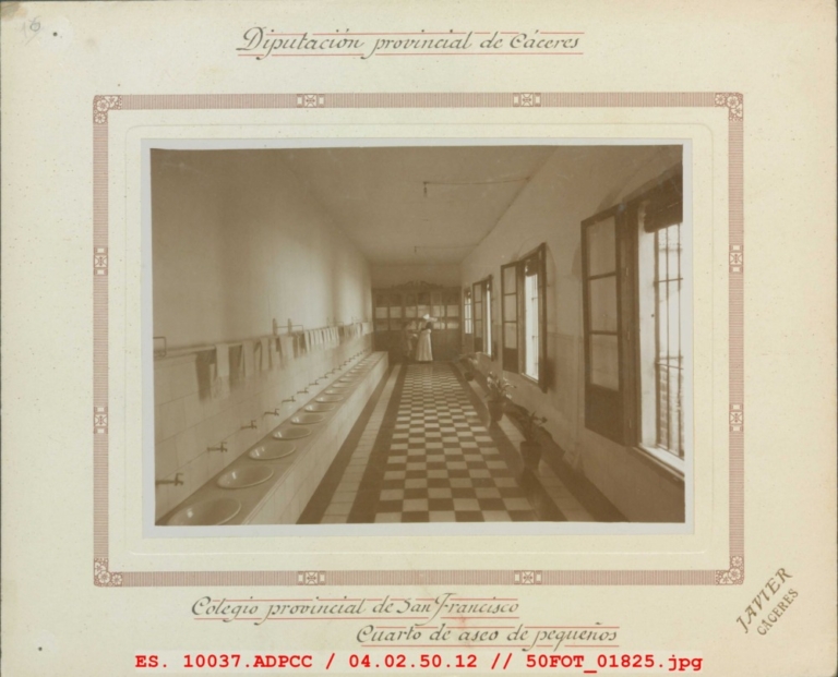 Cuarto de aseo de pequeños del Colegio Provincial de San