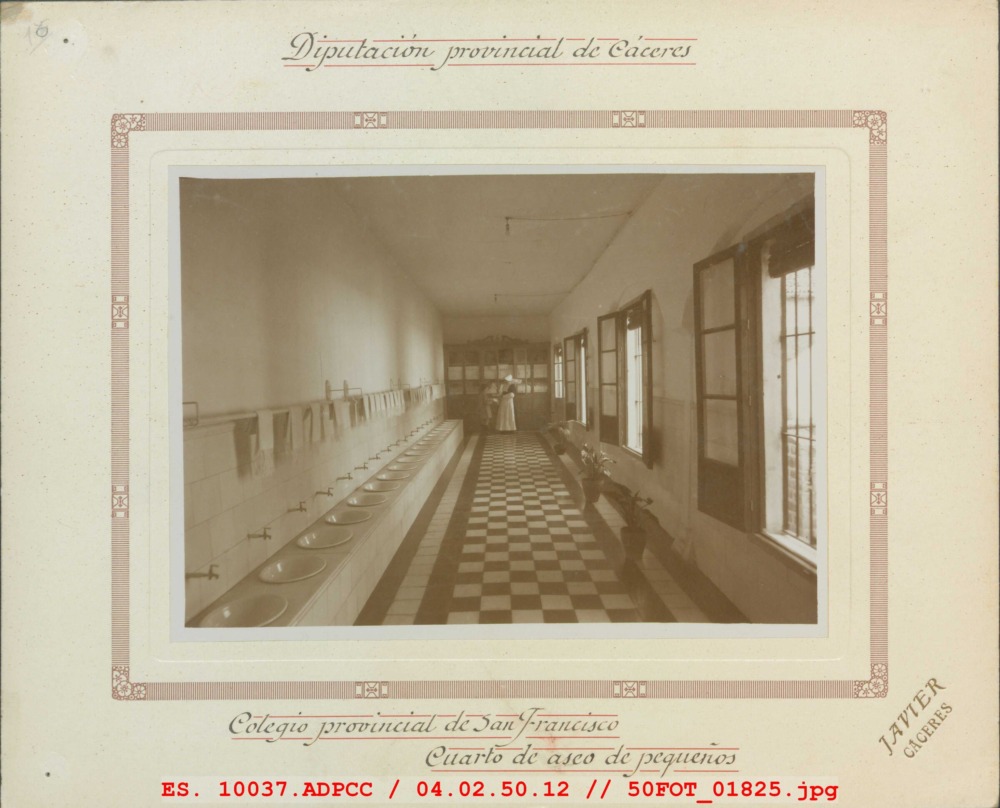 Cuarto de aseo de pequeños del Colegio Provincial de San