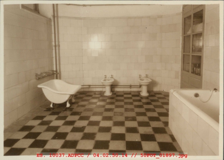Cuarto de baño de nodrizas de la Casa Cuna del Hospital