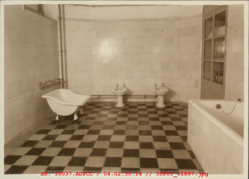 Cuarto de baño de nodrizas de la Casa Cuna del Hospital