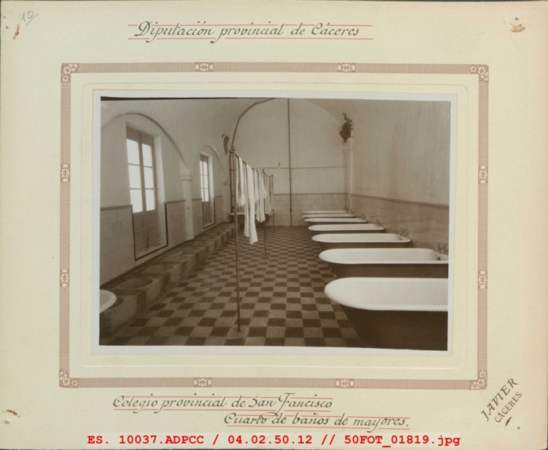Cuarto de baños de mayores del Colegio Provincial de San
