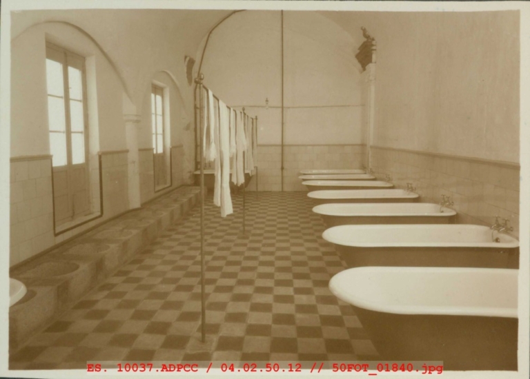 Cuarto de baños de mayores del Colegio Provincial de San