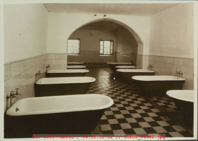 Cuarto de baños de pequeños en el Colegio Provincial de San