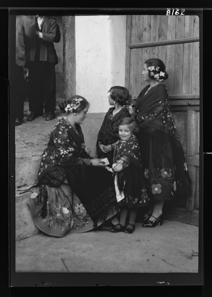 Cuatro muchachas con trajes de fiesta