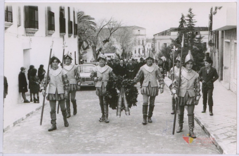 Desfile saliendo del Ayuntamiento de Trujillo