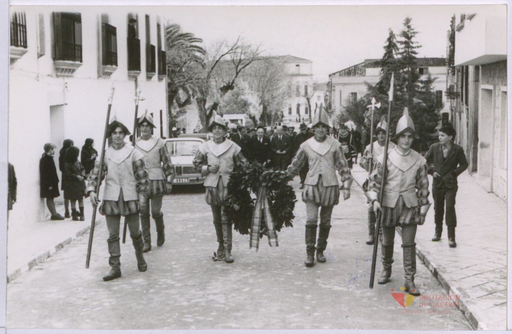 Desfile saliendo del Ayuntamiento de Trujillo