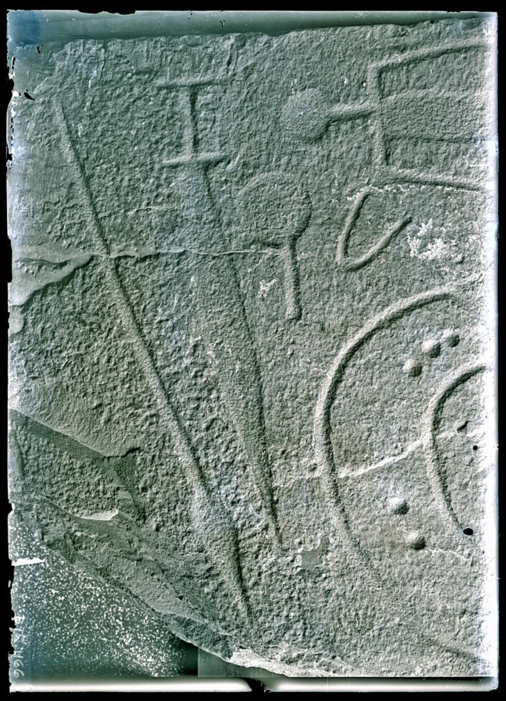 Detalle de los grabados de la estela de Solana de Cabañas