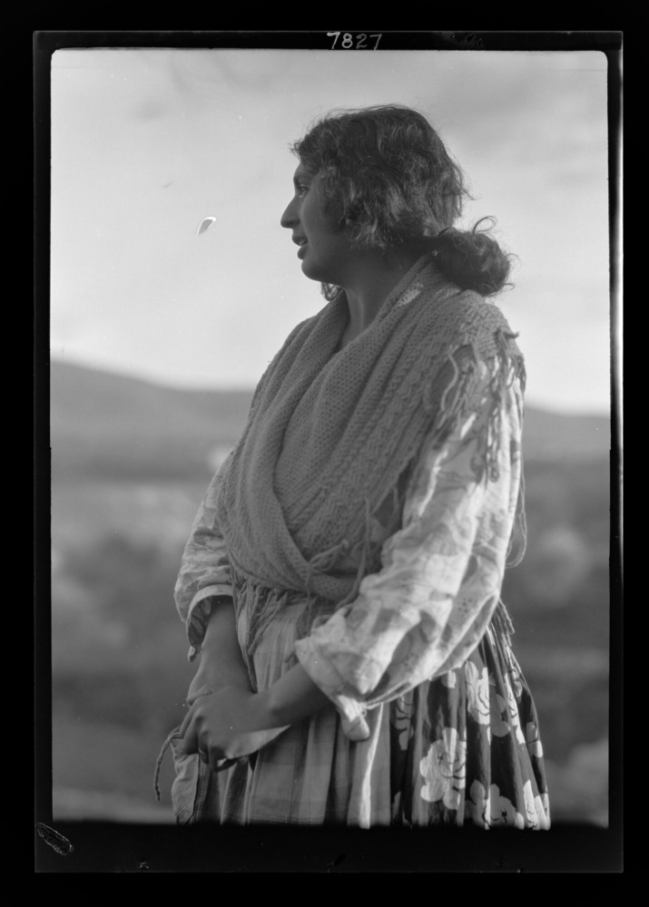 Dolores, mujer gitana: de perfil