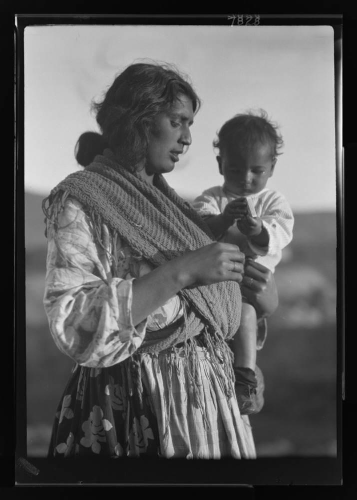 Dolores, mujer gitana, y su bebé, Rafael