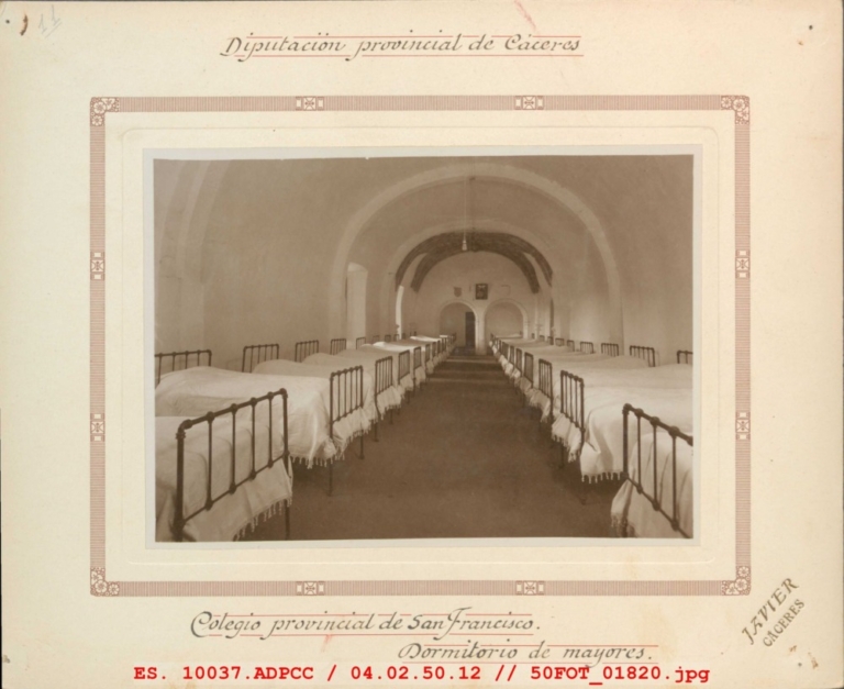 Dormitorio de mayores. Colegio provincial de San Francisco