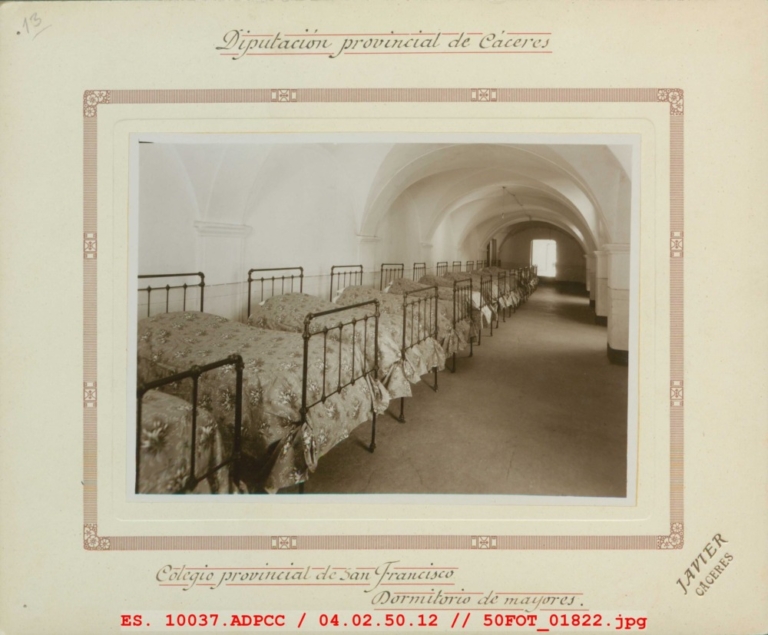 Dormitorio de mayores del Colegio Provincial de San Francisco