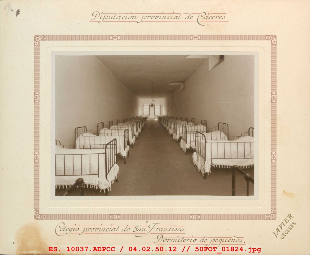 Dormitorio de pequeños del Colegio Provincial de San
