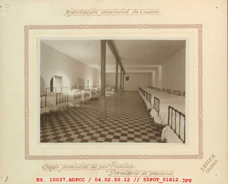 Dormitorio de pequeños en el Colegio Provincial de San