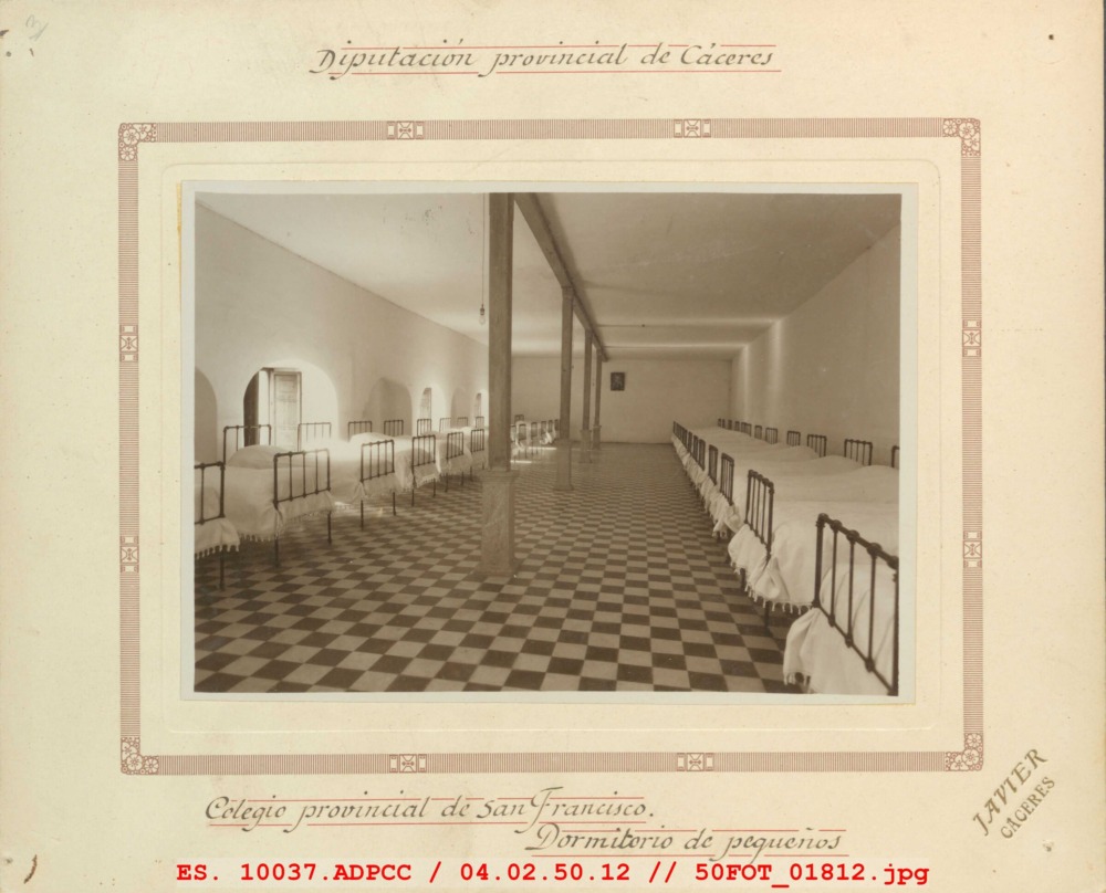 Dormitorio de pequeños en el Colegio Provincial de San