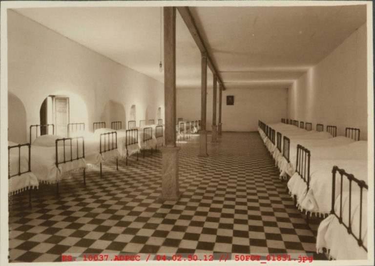 Dormitorio de pequeños en el Colegio Provincial de San