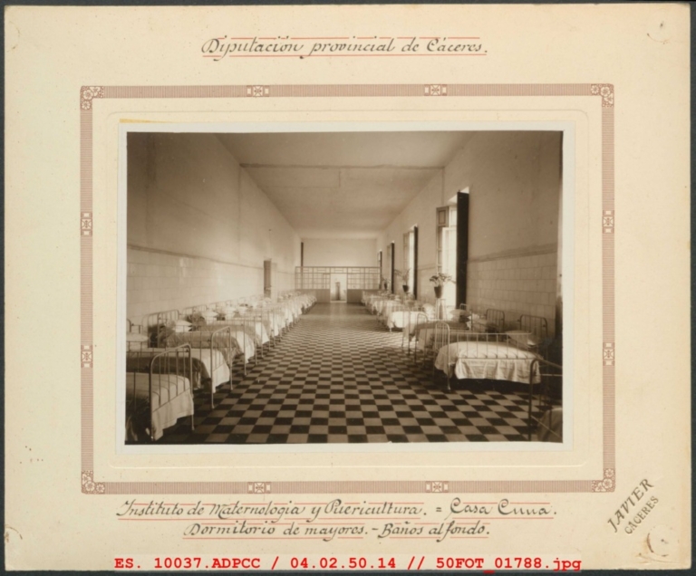 Dormitorios de mayores. Baños al fondo de la Casa Cuna
