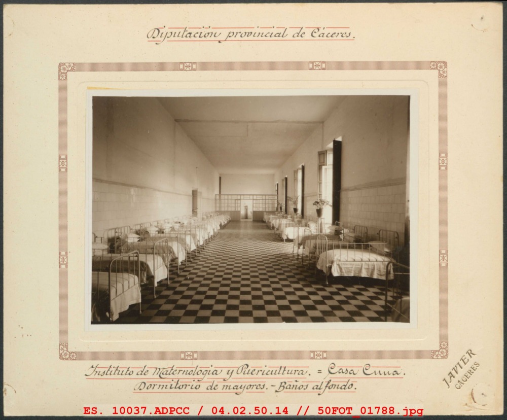 Dormitorios de mayores. Baños al fondo de la Casa Cuna