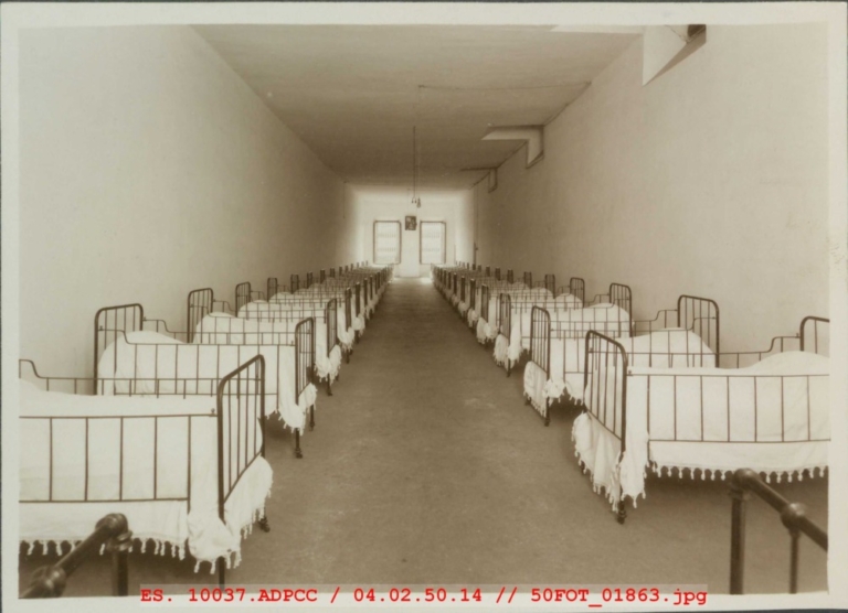 Dormitorios de niños en la Casa Cuna del Hospital Provincial