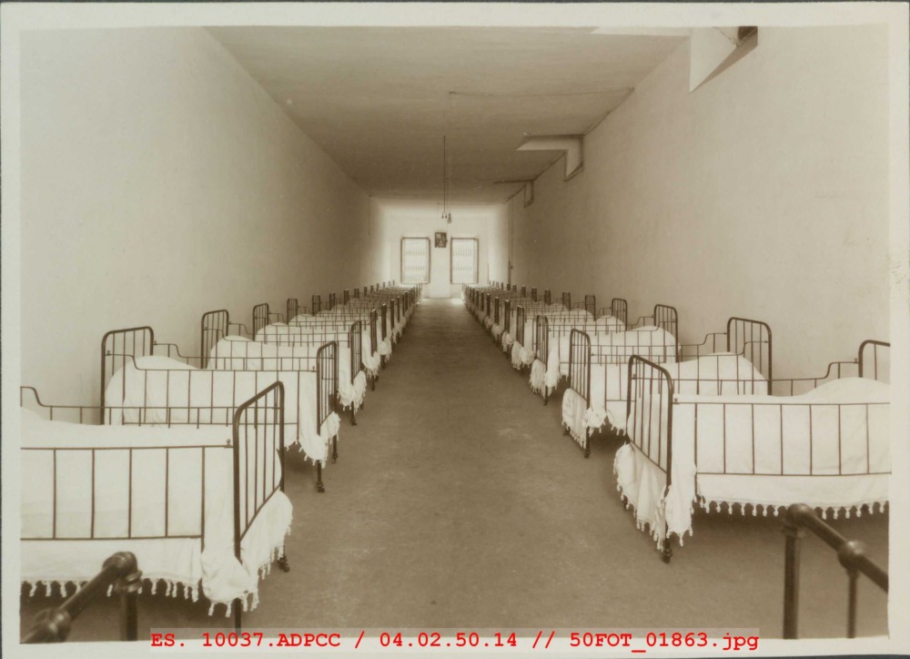 Dormitorios de niños en la Casa Cuna del Hospital Provincial