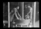 Dos hombres extendiendo la masa de aceituna molida en un capacho · Ruth Matilda Anderson, 1928