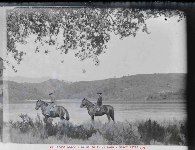 Dos jinetes a caballo a orillas del río Tiétar