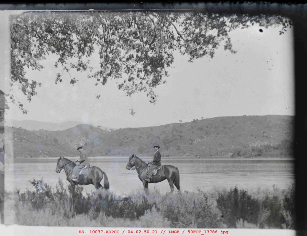 Dos jinetes a caballo a orillas del río Tiétar