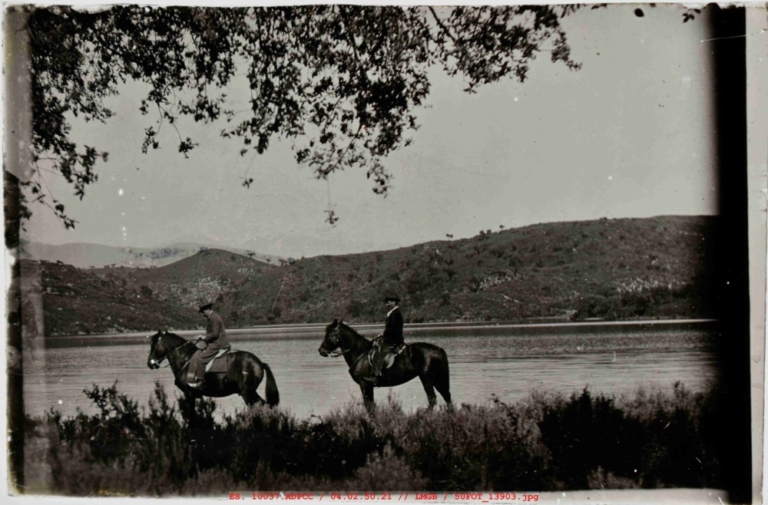 Dos jinetes a caballo a orillas del río Tiétar