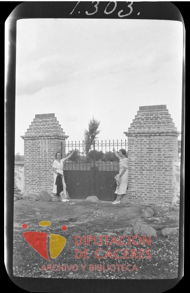 Dos mujeres en la puerta de la finca