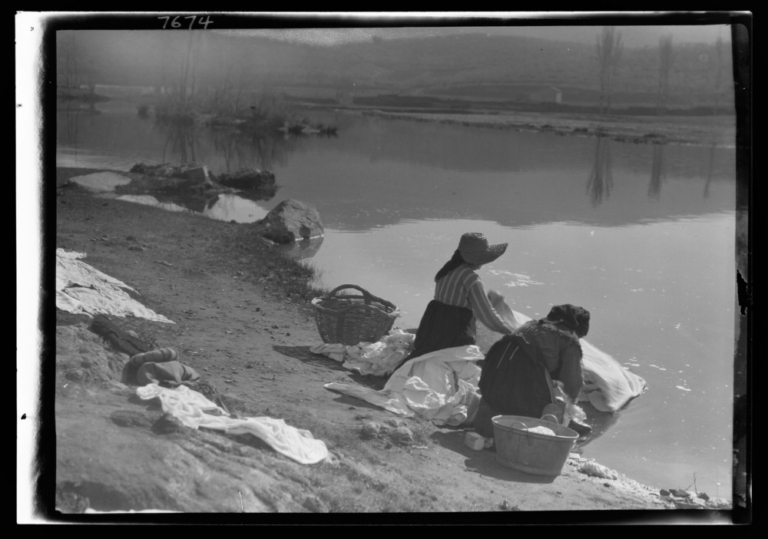 Dos mujeres lavando ropa