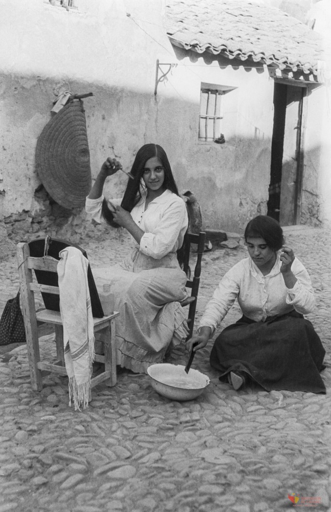 Dos mujeres peinándose