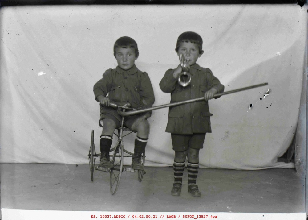 Dos niños en triciclo