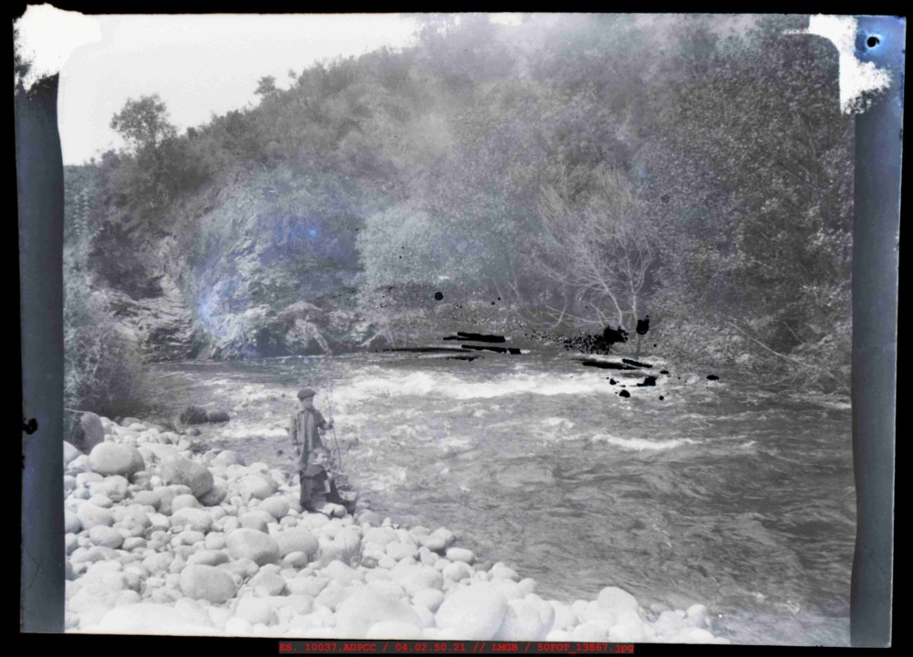 Dos niños pescando en la orilla de la Garganta de Cuartos
