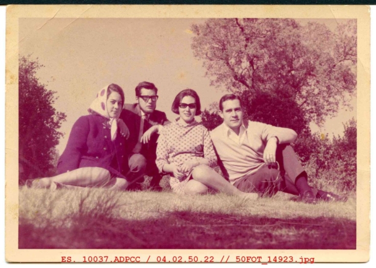 Dos parejas sentadas en el campo
