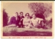 Dos parejas sentadas en el campo, 1960