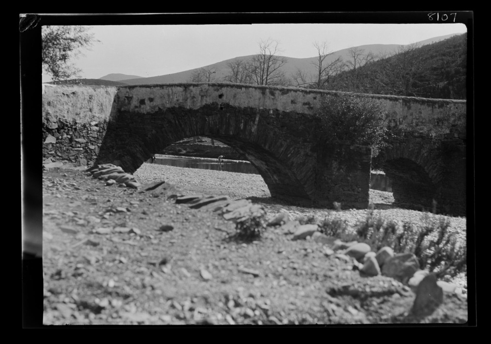 El hombre visto a través de un arco del puente