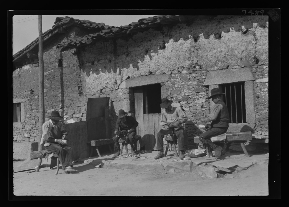 Familia Iglesias: hombres haciendo cencerros