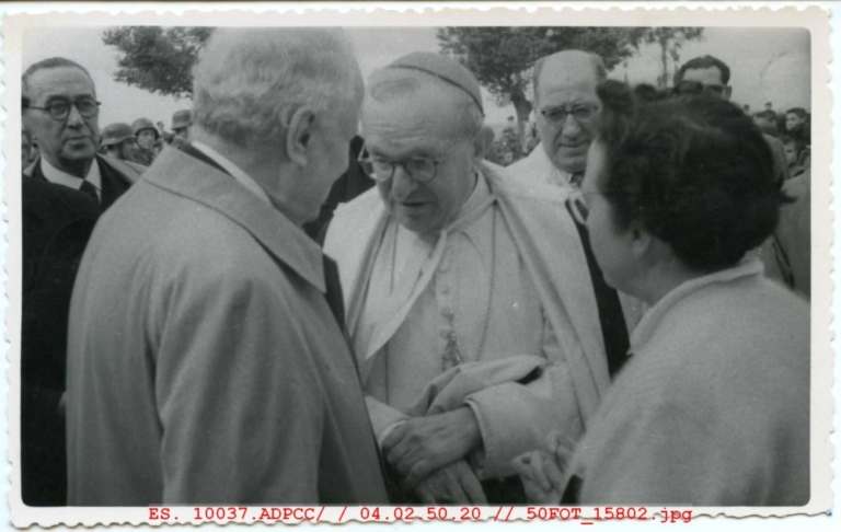 El obispo Francisco Barbado conversa con León Leal Ramos