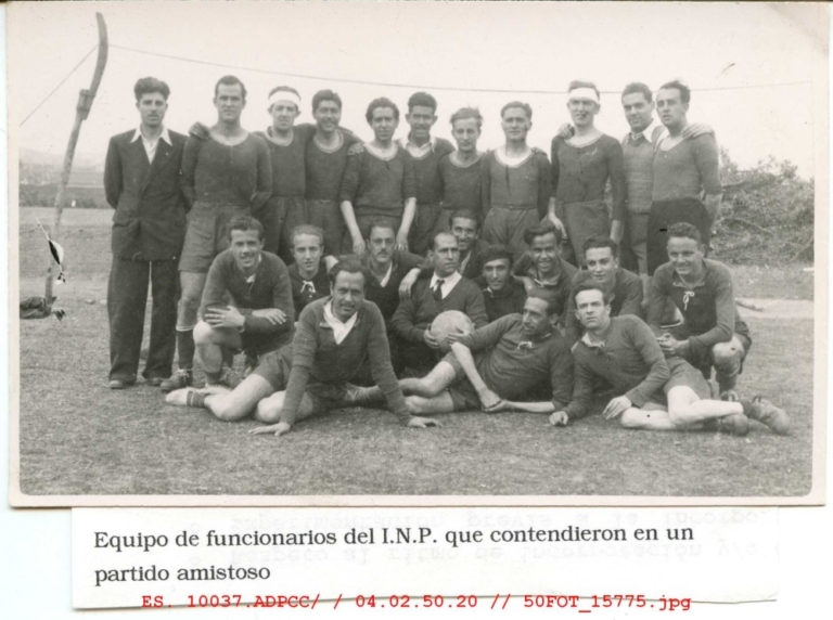 Equipo de funcionarios del INP en un partido amistoso
